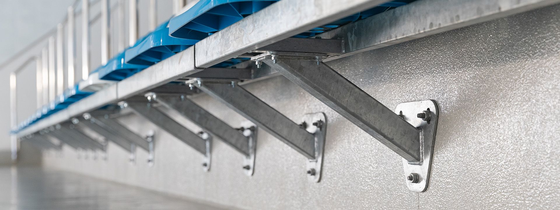 крепление зрительских сидений