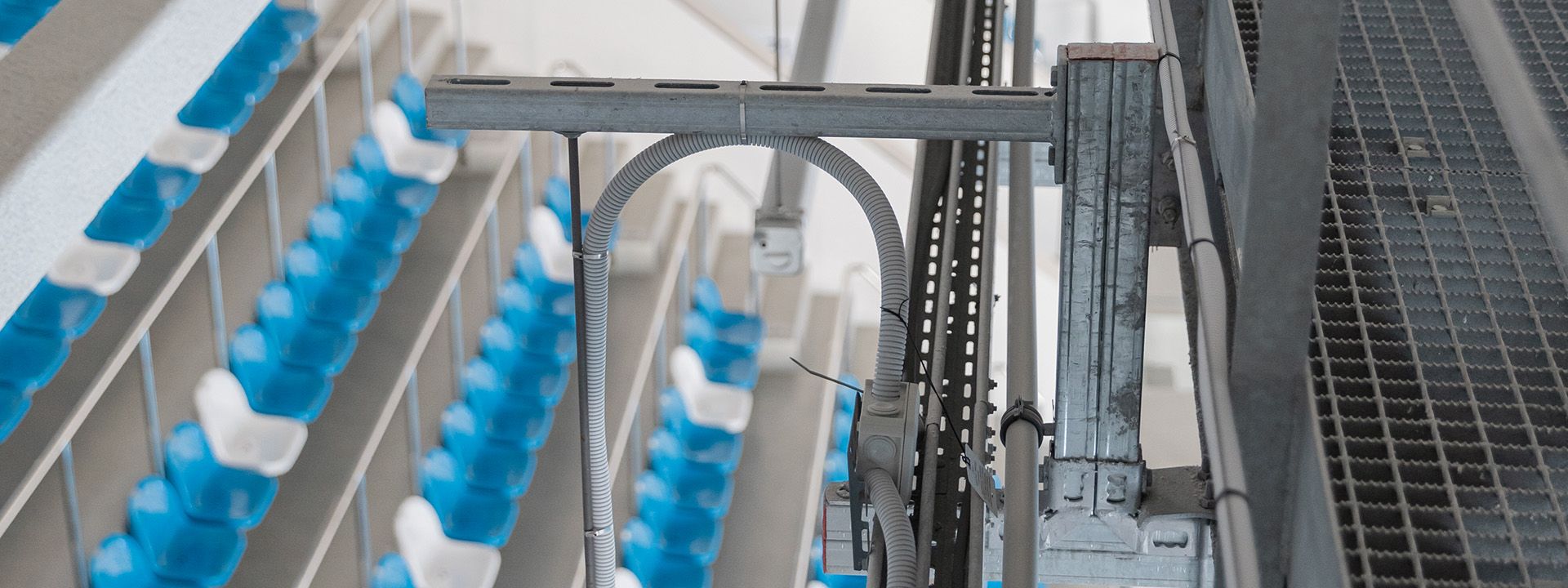 крепление спортивного освещения