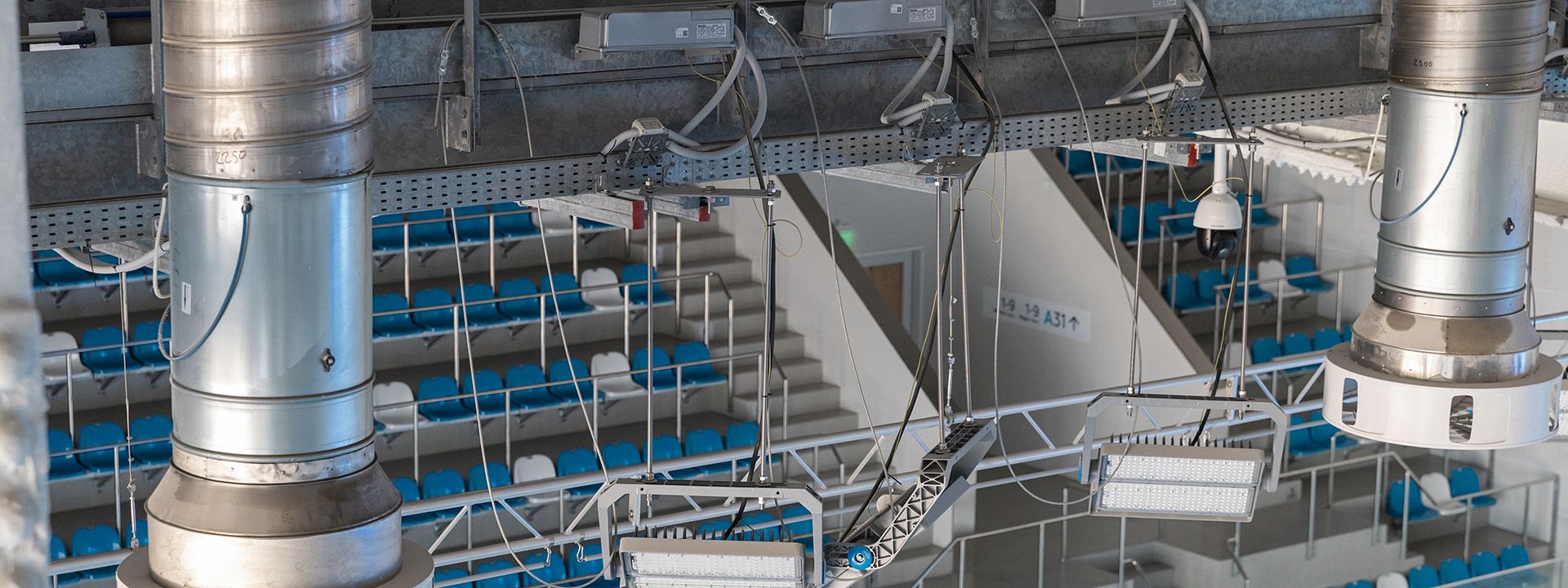 крепление спортивного освещения